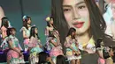 Para Member JKT 48 menyaksikan pengumuman kelulusan Melody di acara 'JKT48 Request Hour Setlist Best 30 2017', Jakarta, Sabtu (4/11). Melody memutuskan lulus dari JKT48. (Liputan6.com/Herman Zakharia)