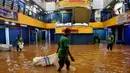 Banjir di kawasan Pasar Cipulir diakibatkan luapan kali Pesanggrahan. (Liputan6.com/Angga Yuniar)