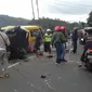 Kondisi korban berjatuhan di jalan akibat kecelakaan maut di Puncak. (Liputan6.com/Achmad Sudarno)