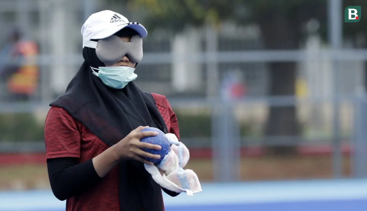 Seorang atlet Lawn Bowls mengelap bola saat mengikuti sesi latihan di Lapangan Hoki, GBK, Jakarta, Rabu, (19/9/2018). Latihan tersebut merupakan persiapan jelang Asian Para Games 2018. (Bola.com/M Iqbal Ichsan)