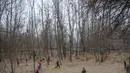 Anak laki-laki Kashmir bermain kriket pada hari yang dingin di pinggiran Srinagar, Kashmir yang dikuasai India, Senin (27/12/2021). (AP Photo/Mukhtar Khan)