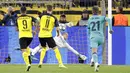 Kiper Barcelona,  Marc-Andre ter Stegen, menepis tendangan penalti pemain Borussia Dortmund, Marco Reus, pada Liga Champions di Stadion Signal Iduna Park, Selasa (18/9/2019). Kedua tim bermain imbang 0-0. (AP/Michael Probst)