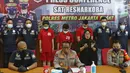 Kabid Humas Polda Metro Jaya Kombes Yusri Yunus memberikan keterangan dalam rilis kasus kepemilikan narkotika terhadap artis peran Agung Saga di Polres Metro Jakarta Pusat, Rabu (31/3/2021). Agung Saga ditangkap pada 27 Maret 2021 di Apartemen Kalibata City. (Liputan6.com/Herman Zakharia)