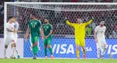 Kiper Timnas Indonesia, Maarten Paes, berhasil mengukir clean sheet saat timnya menang 2-0 atas Arab Saudi pada laga keenam Grup C putaran ketiga kualifikasi Piala Dunia 2026 di Stadion Utama Gelora Bung Karno, Jakarta, Selasa (19/11/2024) malam WIB. (Bola.com/Muhammad Iqbal Ichsan)