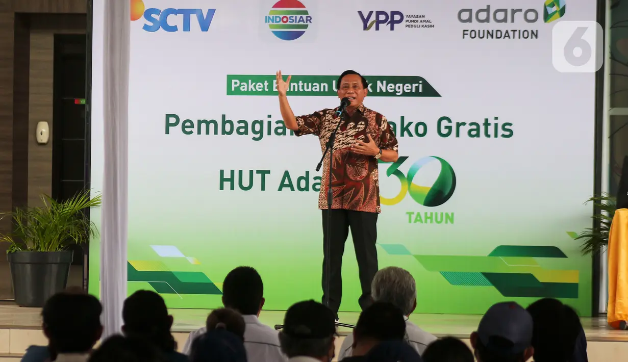 Imam Sudjarwo selaku Direktur Utama Indosiar/Ketua Umum Yayasan Pundi Amal Peduli Kasih (YPP) memberikan sambutan saat pemyerahan sembako di Studio 5 Indosiar, Jakarta Barat, Rabu (19/10/20). Dalam rangka HUT ke-30, PT Adaro bekerja sama dengan Yayasan Pundi Amal Peduli Kasih (YPP), Indosiar dan SCTV memberikan 30.000 paket sembako kepada masyarakat seluruh Indonesia. (Liputan6.com/Angga Yuniar)