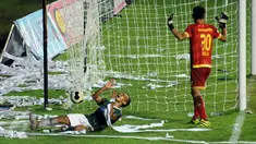 Pemain Persebaya, Irfan Jaya (bawah) meluapkan kekecewaan saat gagal memanfaatkan peluang di depan gawang Cilegon United di penyisihan Dirgantara Cup 2017 di Stadion Maguwoharjo, Sleman, Sabtu (4/3). Persebaya kalah 1-2. (Liputan6.com/Helmi Fithriansyah)