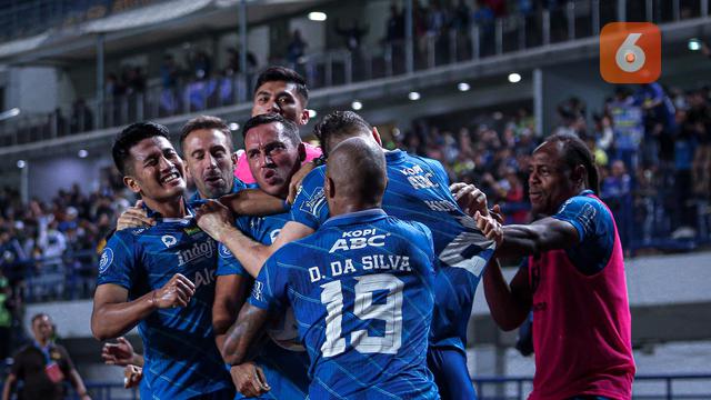 Foto: Ezra Walian Bangkit, Cetak Gol Indah dan Buat Persib Bandung Terhindar dari Kekalahan