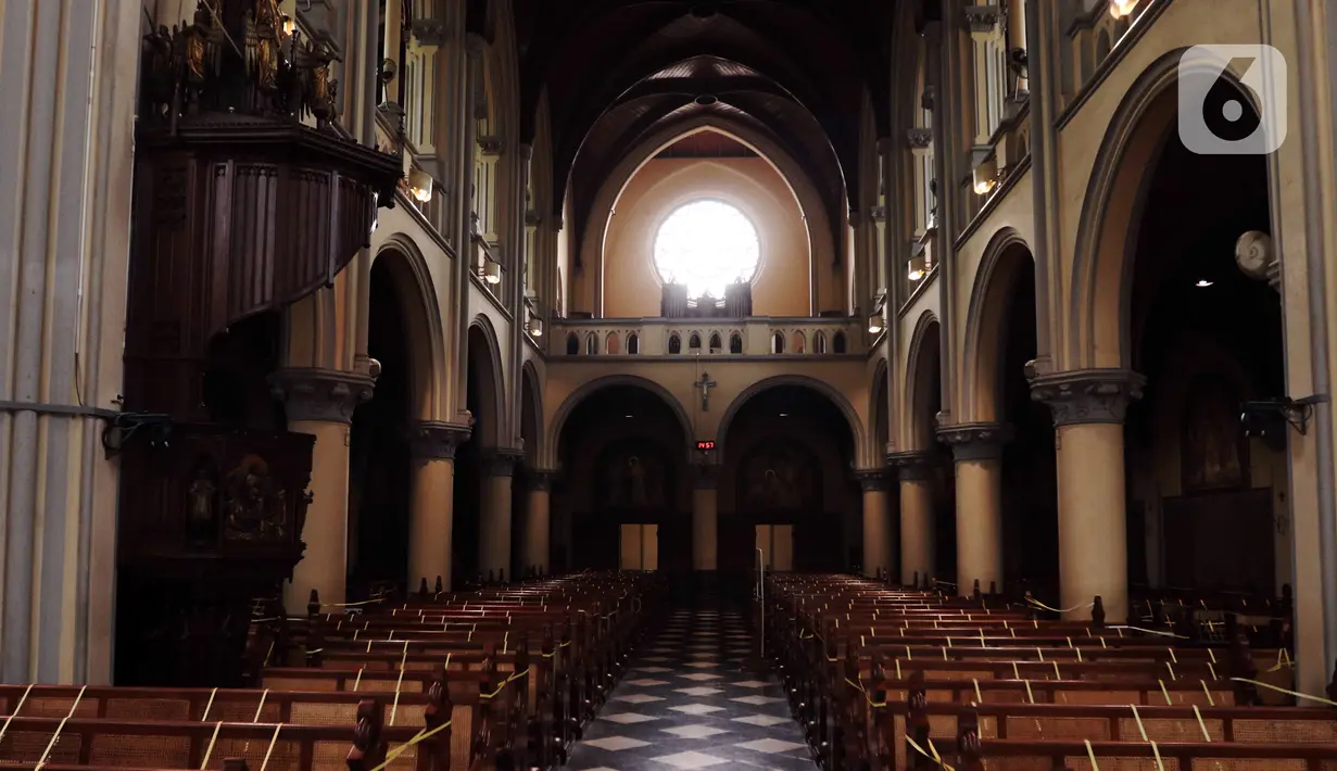 Suasana bagian dalam Gereja Katedral jelang perayaan Natal, Jakarta, Rabu (22/12/2021). Jemaat yang akan beribadah di Gereja Katedral Jakarta nantinya akan dibatasi untuk mencegah penularan COVID-19. (Liputan6.com/Angga Yuniar)