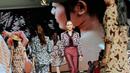 Sejumlah model ini mengenakan rancangan Poppy Dharsono yang bermotif batik Brebes dengan didominasi warna-warna basic. Senin (19/5/2014) (Liputan6.com/Faizal Fanani)
