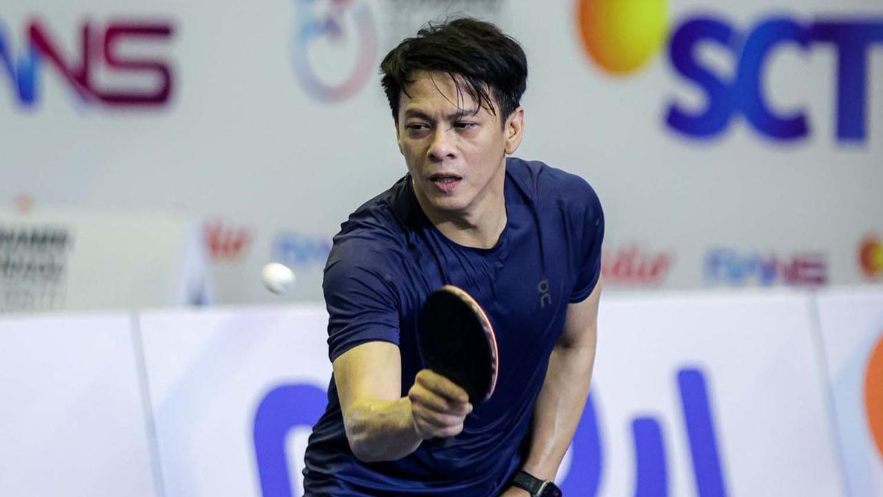 Vokalis grup band NOAH, Nazril Ilham atau Ariel tampil memukau saat pertandingan tenis meja pada Turnamen Olahraga Selebriti Indonesia (TOSI) season 2 yang berlangsung di GOR POPKI Cibubur, Jakarta Timur, Sabtu (13/01/2023).
