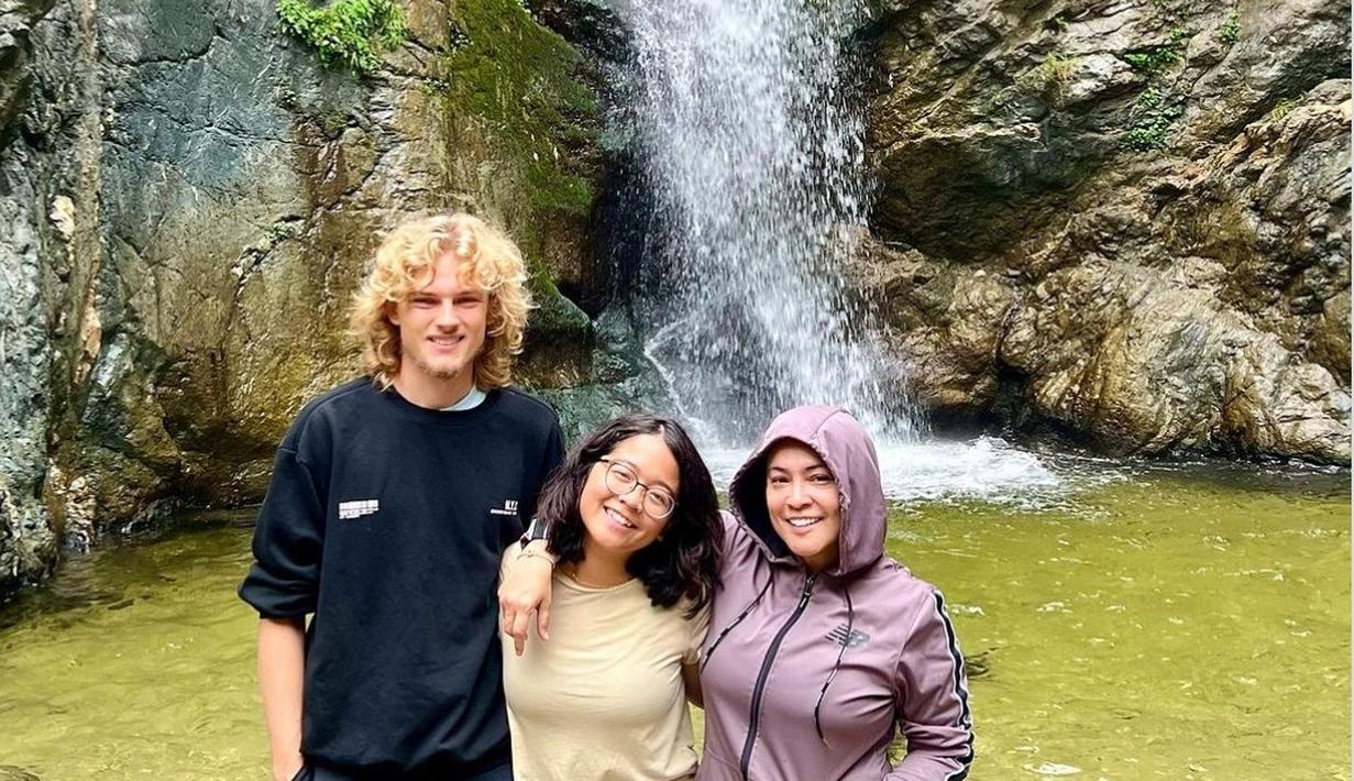 Momen liburan Astrid Kuya ke sebuah Air Terjun Eaton Canyon di Amerika. Astrid nampaknya didampingi Cinta Kuya dan calon menantu bulenya. Momen kedekatan ibu Cinta Kuya dan Logan Houck ini tergambar lewat keseruan mereka. (Liputan6.com/IG/astridkuya)