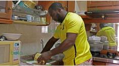 Jacksen F Tiago unjuk kebolehan memasak kala tim bola.com mengunjungi apartemennya di kawasan Penang, Malaysia.