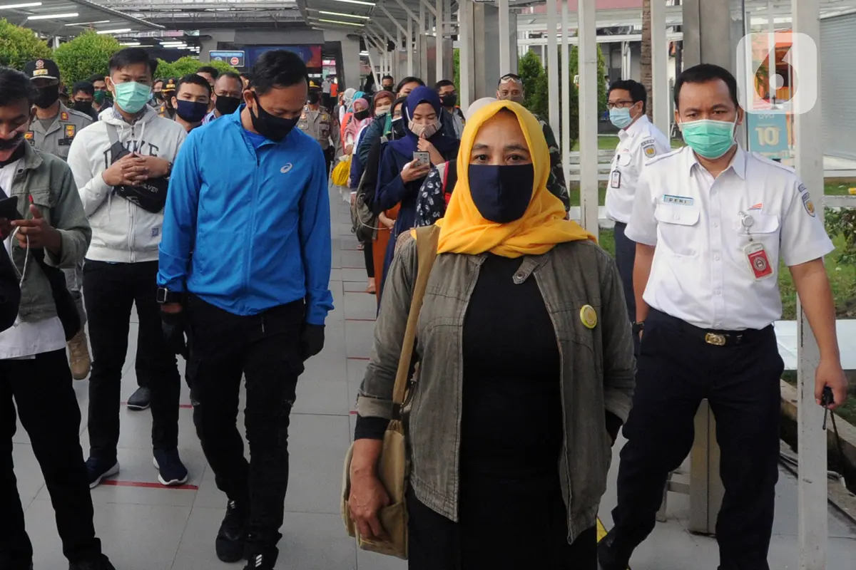 FOTO: Bima Arya Tinjau Penerapan Protokol Kesehatan di Stasiun Bogor