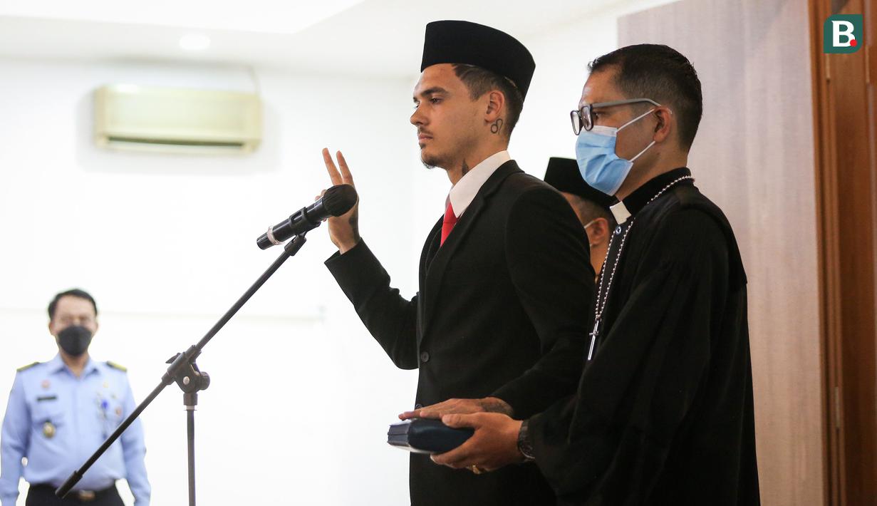 <p>Pemain Naturalisasi Timnas Indonesia,&nbsp;Shayne Pattynama melakukan Pengambilan Sumpah Janji Setia Pewarganegaraan Republik Indonesia yang berlangsung di Kantor Wilayah Kementetian Hukum dan HAM DKI Jakarta, Selasa (24/01/2023). (Bola.com/Bagaskara Lazuardi)</p>