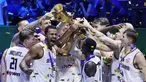 Pemain Timnas Basket Jerman melakukan selebrasi dengan mengangkat Piala Dunia FIBA 2023 setelah mengalahkan Serbia dalam pertandingan final yang berlangsung di Mall of Asia Arena, Pasay, Filipina, Minggu (10/9/2023) malam WIB. Ini menjadi gelar pertama buat Jerman sejak mengikuti Piala Dunia FIBA sejak 1986. (AP Photo/Michael Conroy)