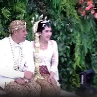 Lihat baju pengantin tradisional The Akad Nikah Via Vallen dan Chevra Yolandi dari Svarna By IKAT Indonesia rancangan Didiet Maulana