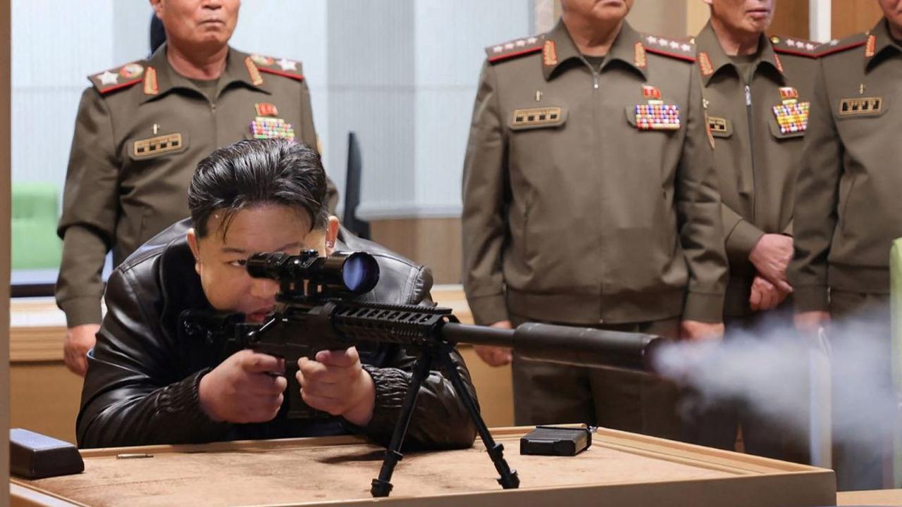 Pemimpin Korea Utara, Kim Jong-un melepaskan tembakan saat menguji coba senapan sniper yang digunakan para penembak jitu. Momen itu terekam ketika Kim mengunjungi sebuah perusahaan industri pertahanan nasional di lokasi yang dirahasiakan, pada Senin (13/5