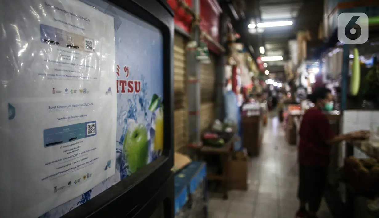 Suasana pasar santa yang telah dipasang stiker sertifikat vaksin Covid-19 di Pasar Santa, Jakarta, Minggu (5/9/2021). Berbagai upaya dilakukan pedagang Pasar Santa untuk menarik pelanggan pada masa PPKM level 3, salah satunya dengan memasang stiker sertifikat vaksin. (Liputan6.com/Johan Tallo)