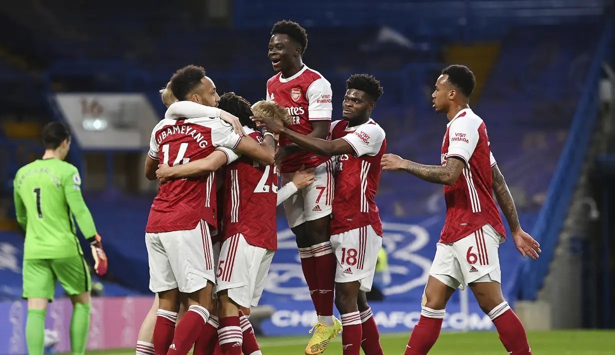 Para pemain Arsenal merayakan gol ke gawang Chelsea yang dicetak gelandang Emile Smith Rowe dalam laga lanjutan Liga Inggris 2020/2021 pekan ke-35 di Stamford Bridge, London, Rabu (12/5/2021). Arsenal menang 1-0 atas Chelsea. (AP/Adam Davy/Pool)
