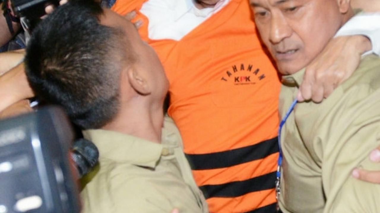 Keluar sebagai tahanan KPK, OC Kaligis dikerubungi wartawan