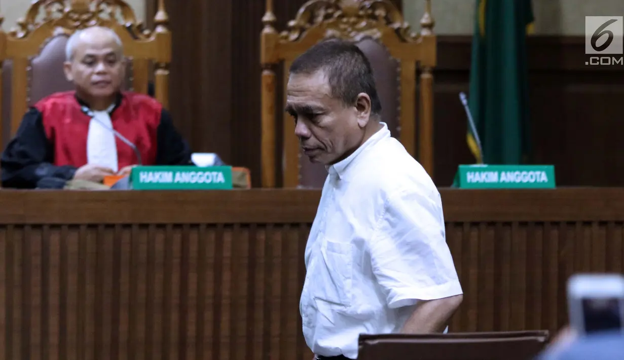 Terdakwa dugaan suap Dana Otonomi Khusus Aceh 2018 dan penerimaan gratifikasi pelaksanaan proyek pembangunan Dermaga Sabang, Irwandi Yusuf saat menjalani sidang lanjutan di Pengadilan Tipikor, Jakarta, Senin (4/3). (Liputan6.com/Helmi Fithriansyah)