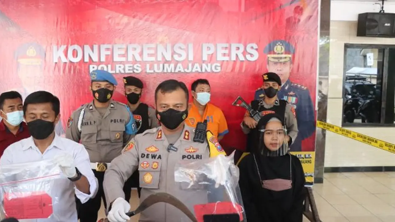 Kapolres Lumajang AKBP Dewa Putu Eka Tunjukan sejumlah barang bukti yang digunakan tersangka untuk menganiaya korbanya (Istimewa)