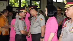 Wakapolri Komjen Badrodin Haiti memberi ucapan selamat kepada 19 Perwira Tinggi (Pati) Polri seusai upacara kenaikan pangkat di Mabes Polri, Jakarta, Jumat (10/4/2015). (Liputan6.com/Helmi Afandi)