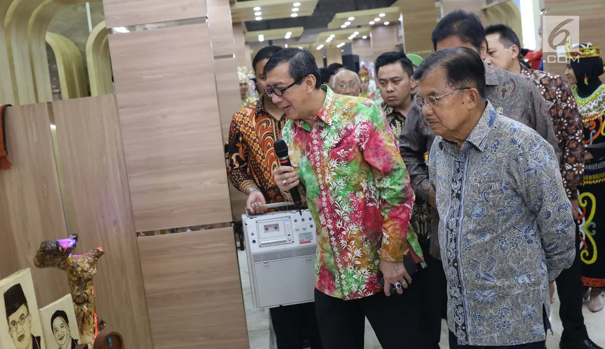 Wapres RI, Jusuf Kalla bersama Menkumham, Yasonna Laoly melihat salah satu hasil kerajinan pada Pameran Produk Unggulan Narapidana di Jakarta, Selasa (26/3). Beragam Produk Unggulan Narapidana dari 33 divisi pemasyarakatan Kanwil Kemenkumham se-Indonesia dipamerkan. (Liputan6.com/Helmi Fithriansyah)