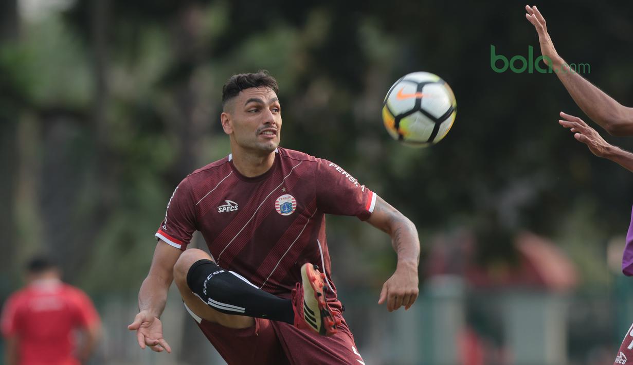 Aksi pemain Persija Jakarta, Jaimerson da Silva saat sesi latihan jelang Piala AFC 2018 di Lapangan ABC, Senayan, Jakarta, (13/3/2018). Persija akan melawan Song Lam Nghe An FC. (Bola.com/Nick Hanoatubun)