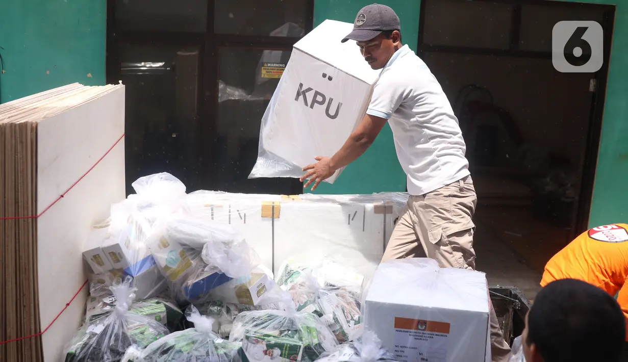 Petugas Panitia Pemilihan Suara (PPS) membawa logistik pilkada untuk didistribusikan di Parigi, Tangerang Selatan, Selasa (8/12/2020). Pendistribusian logistik kotak suara akan dikirimkan ke setiap TPS di wilayah tersebut sebagai persiapan Pilkada Tangerang Selatan 2020. (Liputan6.com/Angga Yuniar)