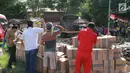 Polisi memusnahkan minuman keras (miras) di Polres Gorontalo, Gorontalo, Jumat (4/1). Miras yang dimusnahkan sebanyak puluhan ribu liter. Pemusnahan miras bernilai ratusan juta rupiah itu berdasarkan penetapan PN Limboto. (Liputan6.com/Arfandi Ibrahim)