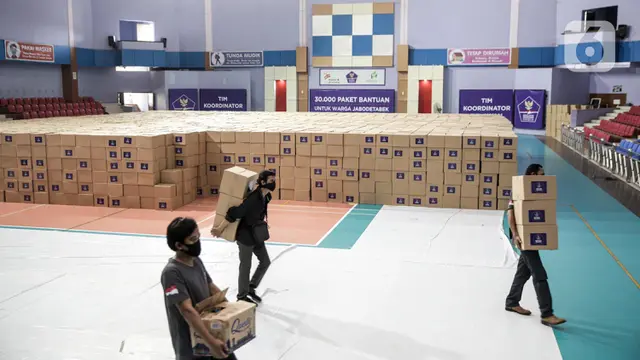 FOTO: Relawan Gugus Tugas Salurkan 30 Ribu Paket Bantuan