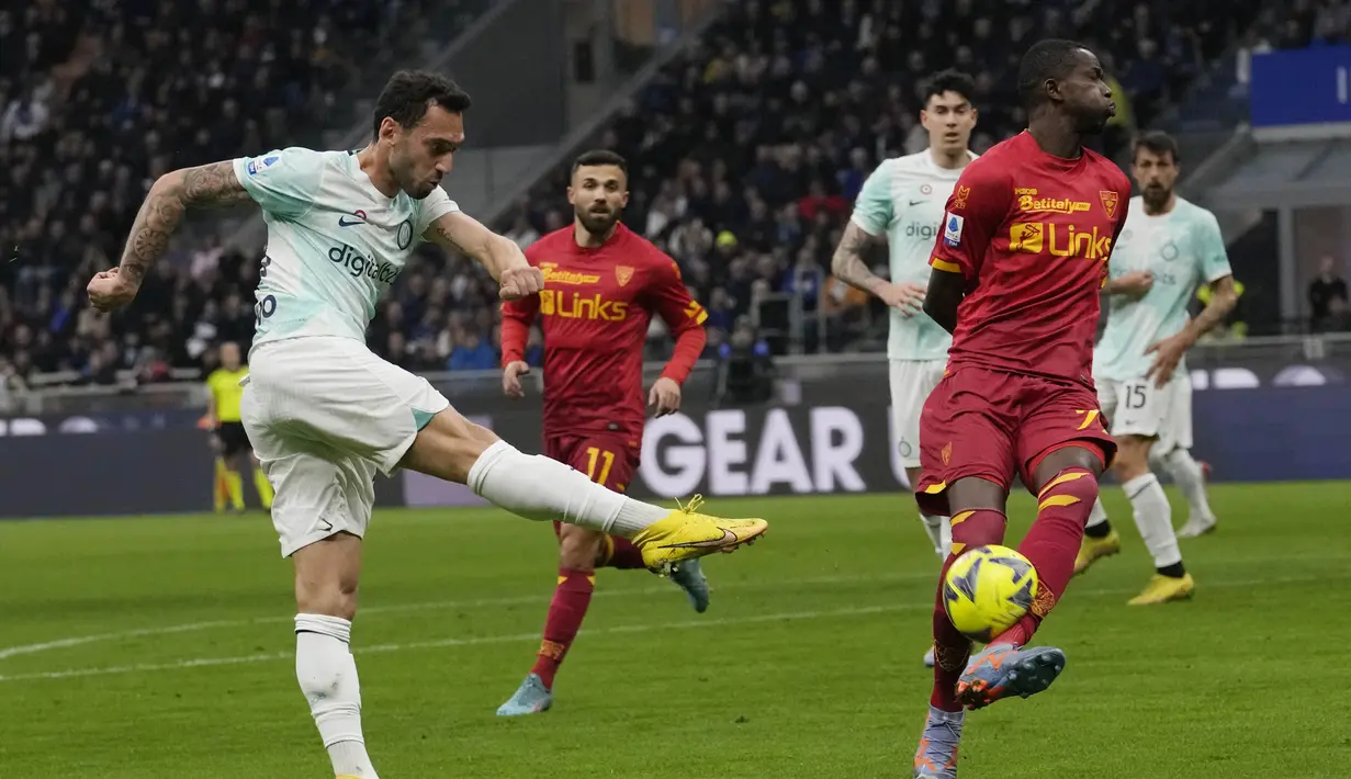 Gelandang Inter Milan, Hakan Calhanoglu berusaha mencetak gol saat bertanding melawan Lecce selama pertandingan lanjutan Liga Serie A Italia di stadion San Siro di Milan, Italia, Senin  (6/3/2023). Hasil ini membawa Inter kembali ke posisi dua dengan 50 poin. Lecce masih berkutat di urutan ke-15 dengan 27 poin. (AP Photo/ Luca Bruno)