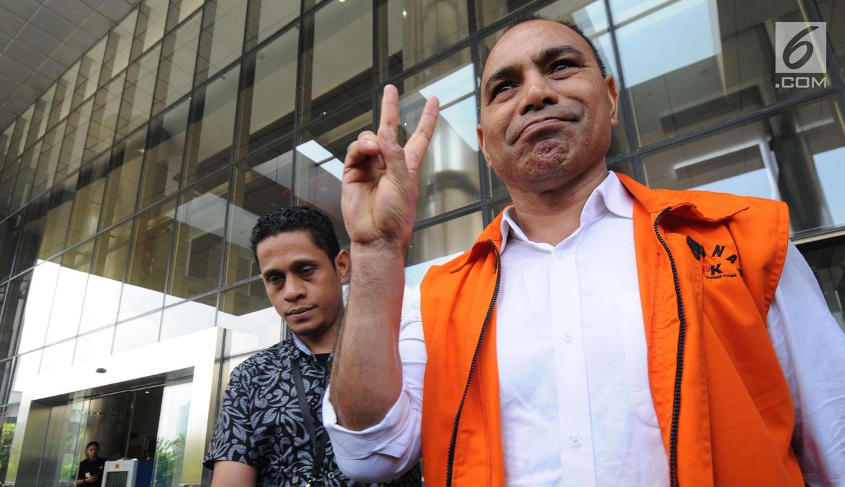 Bupati Ngada Marianus Sae mengacungkan salam dua jari usai menjalani pemeriksaan lanjutan di Gedung KPK Jakarta, Selasa(20/3). Marianus diperiksa terkait kasus dugaan suap proyek infrastruktur di Kabupaten Ngada, NTT. (Merdeka.com/Dwi Narwoko)