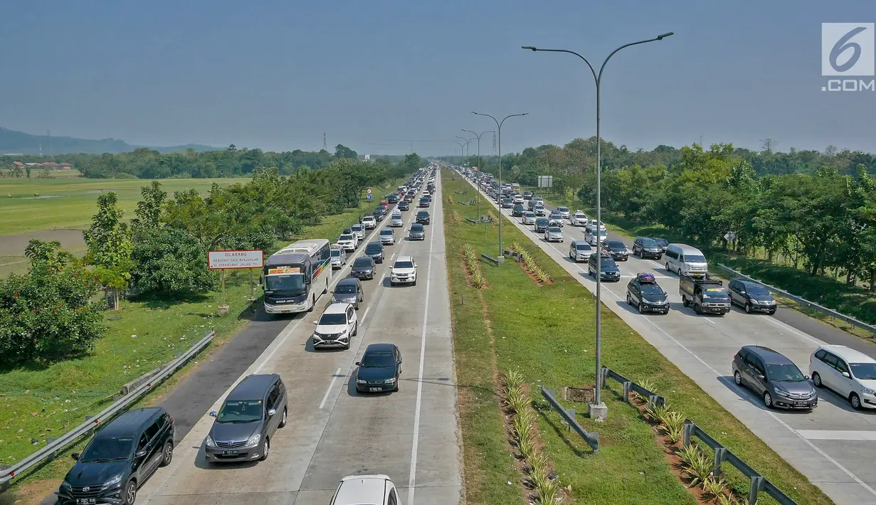 Mobil pemudik memadati dua ruas Jalan Tol Cikopo Palimanan (Cipali) pada Km 187 sebelum pintu keluar Gerbang Tol Cipali, Cirebon, Jawa Barat, Sabtu (1/6/2019). Memasuki H-4 Lebaran, kepadatan terjadi di ruas Tol Cipali di Km 73 sampai dengan Km 78 dan Km 86. (Liputan6.com/Herman Zakharia)