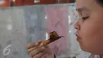 Murid  SD Tarakanita 2 belajar proses membuat batik di Museum Tekstil, Jakarta,  Jumat (2/10/2015). Peringatan hari batik tersebut menjadi pembelajar sejak dini bagi siwa sisiwi tersebut untuk belajar membatik. (Liputan6.com/Angga Yuniar)