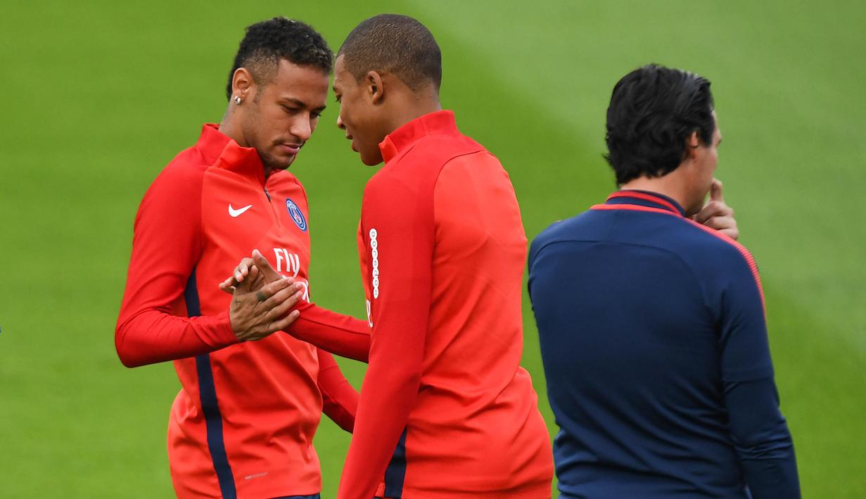 Pemain baru Paris Saint-Germain, Kylian Mbappe dan Neymar Jr bersalaman saat latihan bersama di Paris, Rabu (6/9/2017). Striker 18 tahun tersebut menjalani latihan perdananya bersama armada Les Parisiens. (AFP/Franck Fife)