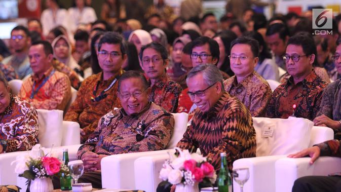 Menko Perekonomian Darmin Nasution dan Ketua OJK Wimboh Santoso menghadiri pembukaan Capital Market Summit & Expo 2019 di Balai Sidang Jakarta Convention Center (JCC), Jakarta, Jumat (23/8/2019). (Liputan6.com/Angga Yuniar)