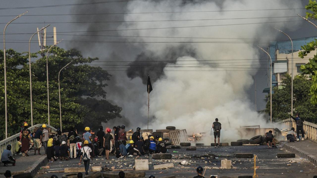 FOTO: Potret Kerasnya Protes Menentang Kudeta Militer Myanmar