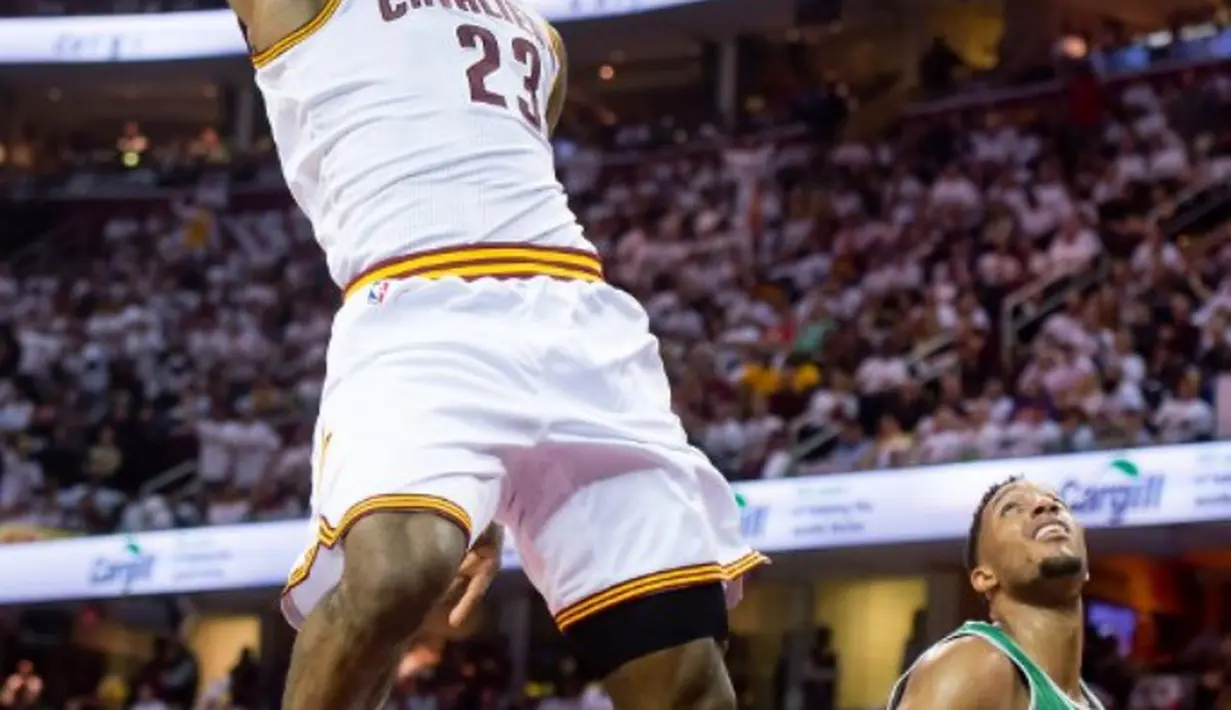 LeBron James kembali melakukan aksi slam dunk ((Jason Miller / GETTY IMAGES NORTH AMERICA / AFP))