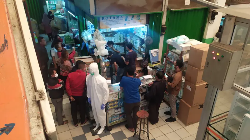 Warga Menyerbu lapak penjual alat-alat kesehatan di Pasar Pramuka, Matraman, Jakarta Timur, Selasa (3/3/2020). Masyarakat memborong masker usai Presiden Jokowi mengumukan 2 WNi positif terjangkit virus Corona.