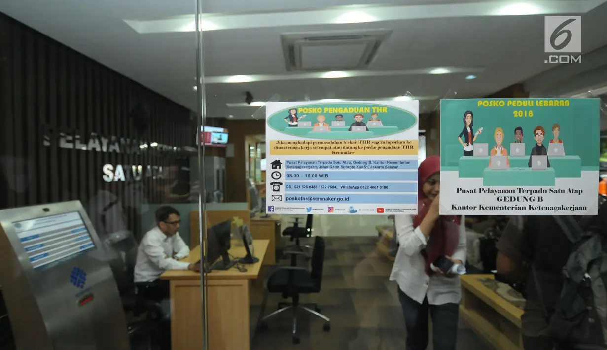 Suasana Posko Peduli Lebaran 2018 di Gedung B Kemenaker, Jakarta, Senin (28/5). Posko dibuka secara resmi oleh Menteri Ketenagakerjaan M Hanif Dhakiri. (Liputan6.com/Helmi Fithriansyah)