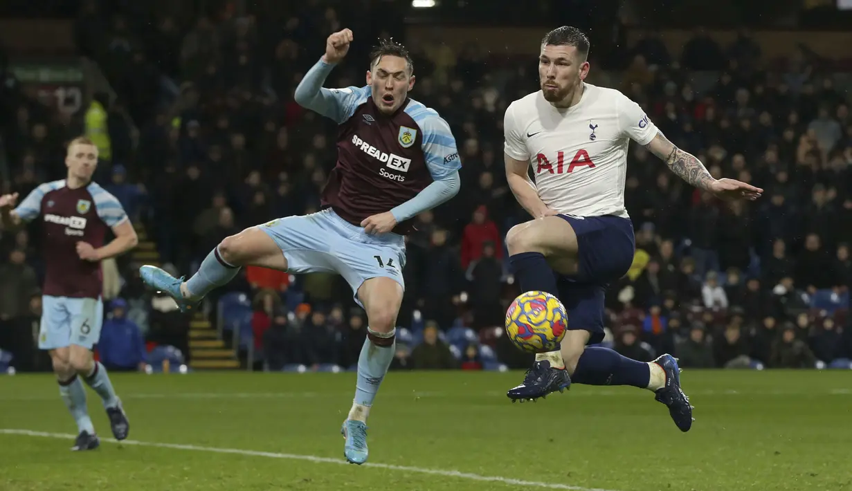 Bek Burnley, Connor Roberts (kanan) berebut bola dengan bek Tottenham Hotspur, Pierre-Emile Hojbjerg pada pertandingan lanjutan Liga Inggris di Stadion Turf Moor, Inggris, Kamis (24/2/2022). Burnley menang tipis atas Tottenham 1-0. (Ian Hodgson/PA via AP)