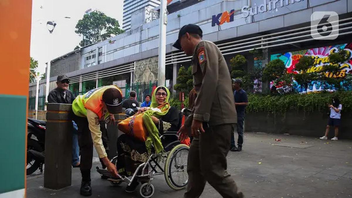 Kesigapan Petugas KAI Commuter Line Layani Calon Penumpang Lanjut Usia