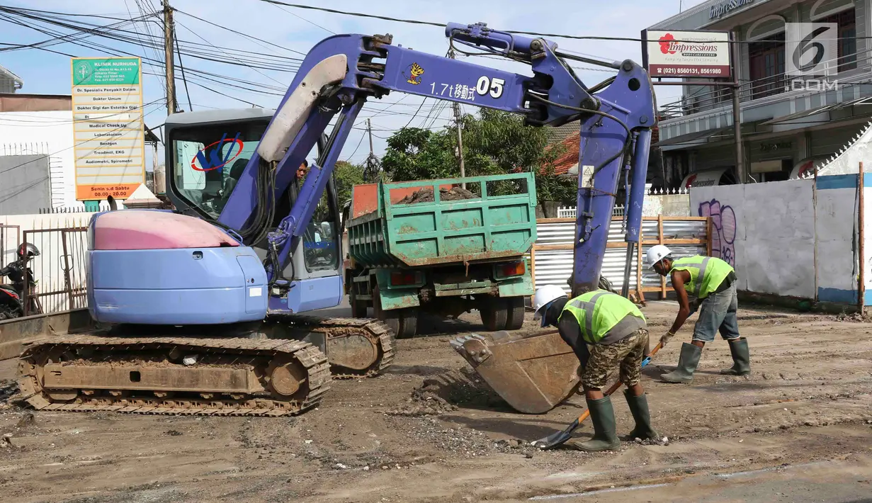 Pekerja menyelesaikan proyek sodetan Kali Ciliwung di Jalan Otista III, Jatinegara, Jakarta, Rabu (5/12). Proyek tersebut untuk memperkuat dan memperbaiki struktur jalan di atas sodetan Kali Ciliwung yang mulai retak. (Liputan6.com/Immanuel Antonius)