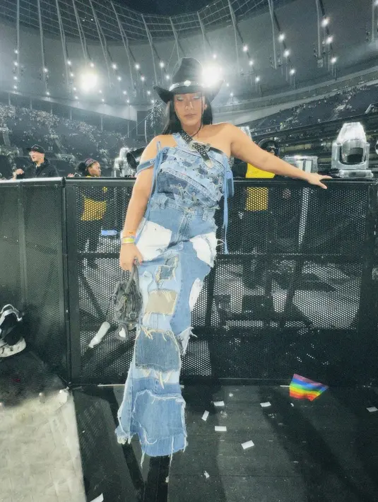 Tara Basro tampil  denim on denim yang unik saat menonton Konser Beyonce. Penampilannya dipermanis dengan topi koboi hitam dan mini bag denimnya.