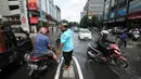Hujan yang mengguyur Jakarta sejak Minggu (8/2/2015) mengakibatkan banjir di sejumlah wilayah. Tampak, sejumlah pengendara berputar menghindari genangan air di jalan Kemang Raya, Jakarta, Selasa (10/2/2015). (Liputan6.com/Helmi Fithriansyah)