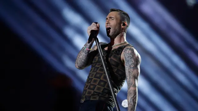 Adam Levine Pamer Tato di Panggung Super Bowl LIII