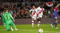 Barcelona menelan kekalahan 0-1 dari Rayo Vallecano pada laga tunda pekan ke-21 La Liga di Camp Nou, Senin (25/4/2022) dini hari WIB. (AP Photo/Joan Monfort)