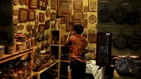 Sebuah stand menampilkan beragam kerajinan dari kayu di International Handicraft Trade Fair (Inacraft) 2015 di JCC, Jakarta, Kamis (9/4/2015). Pameran berlangsung pada 8-12 April 2015 menampilkan kerajinan khas Indonesia. (Liputan6.com/Johan Tallo)